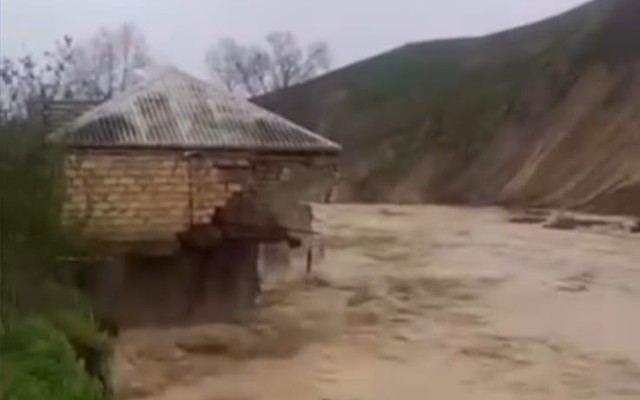 Şabranda evi sel apardı - VİDEO